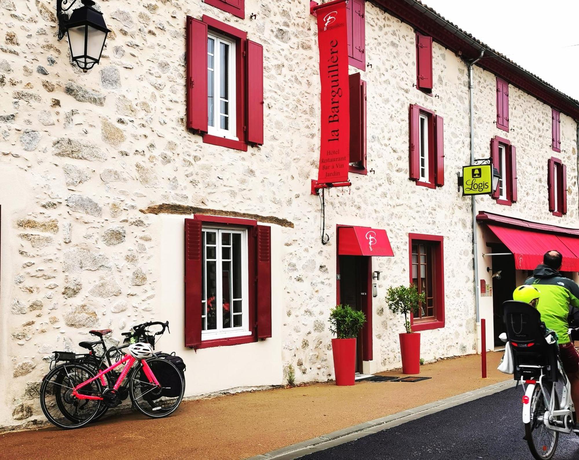 Logis Hotel Restaurant La Barguillere Saint-Pierre-de-Rivière Kültér fotó
